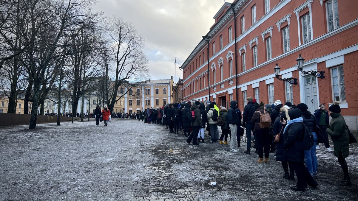 Ihmisiä jonottamassa Turun suurtorilla opiskelijatapahtuma Pikkulaskiaisen lippuja loskaisessa säässä.