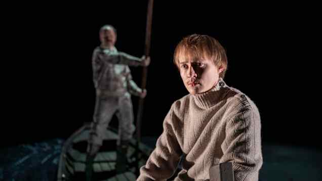 Ovllá-opera váldorolla neaktá Emil Karlsen. 