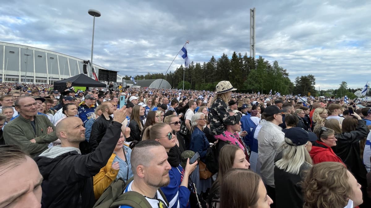 Yleisömerta Hakametsän parkkialueella.