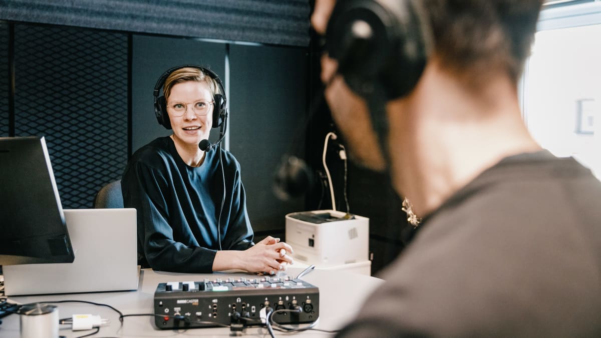 Yle aloitti uuden uutispodcastin – juontaja Reetta Rönkä: 