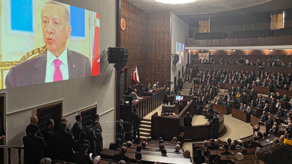 Turkin presidentti Recep Tayyip Erdoğan pitää puhetta AKP:n kokoussalissa parlamenttitalossa Ankarassa.