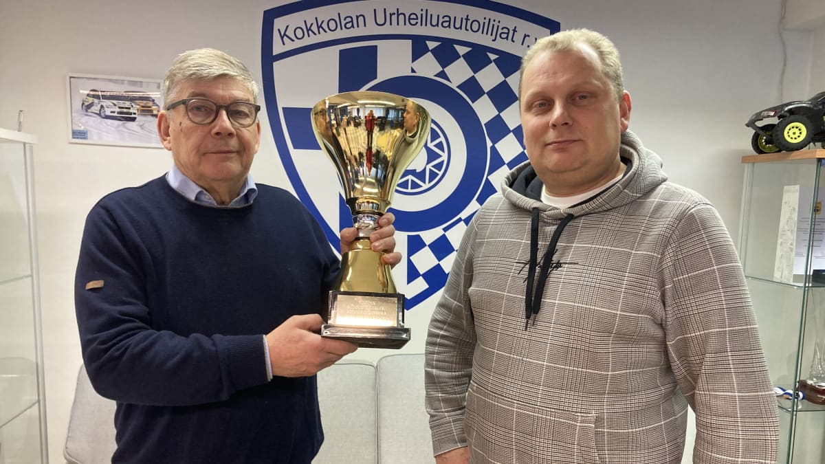 Kokkolan Urheiluautoilijoiden puheenjohtaja Anssi Räikkönen pitää kädessään palkintopokaalia ja vieressä seisoo seura-aktiivi Markus Silfvast.