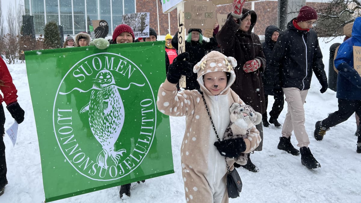 Sara Kajanus perheineen osallistui luontomarssille Kuopiossa 18. maaliskuuta.