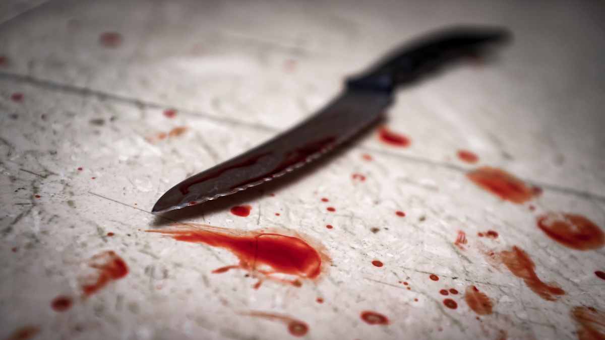 Kniv som ligger på blodig yta