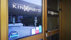 Elokuvateatteri Kinopirtin ulko-ovi.