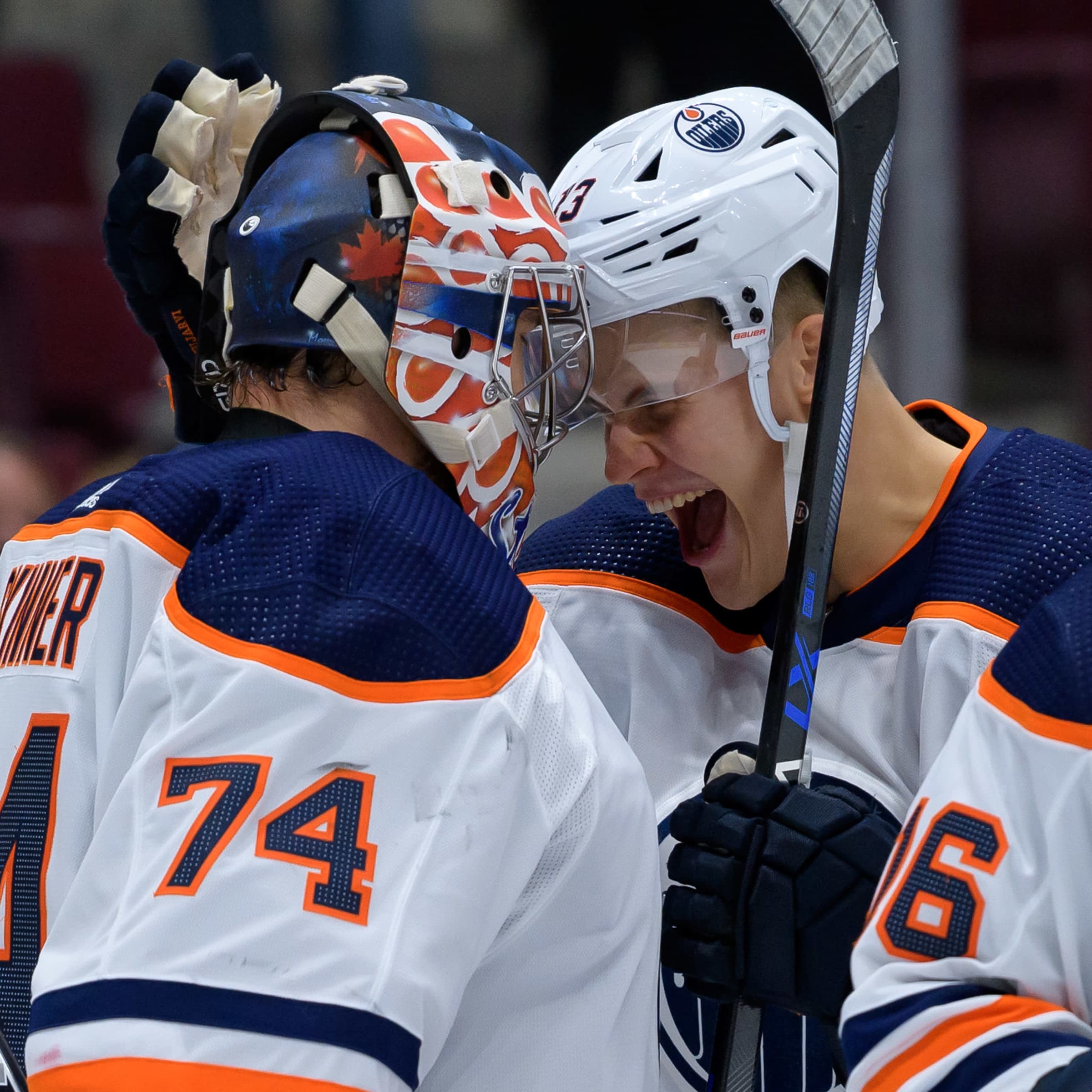 Jesse Puljujärvi tuulettaa maalivahdin kanssa.