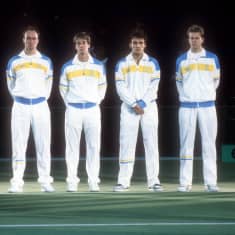 Ruotsin joukkue tenniksen Davis Cupissa 1986. Vasemmalta Jan Gunnarson, Anders Järryd, Mats Wilander, Stefan Edberg ja kapteeni John Anders Sjögren.