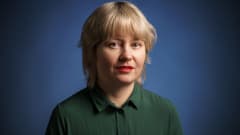  Ylen kolumnisti Susanna Hast studiokuvassa.