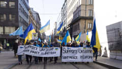 Helsingissä Aleksanterinkadulla mielenosoittajia tukemassa Ukrainaa.