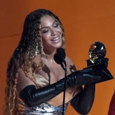 Beyonce pitelee palkintopokaalia.