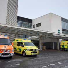 Ambulansseja Tyksin päivystyksen edustalla.