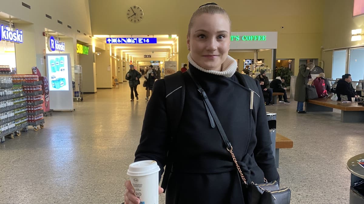 Tamperelainen Laura Lampinen Tampereen rautatieasemalla junalakon päättymisen jälkeen.
