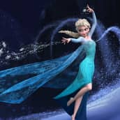 Elsa tanssii ja lennättää jääkiteitä Frozen elokuvassa