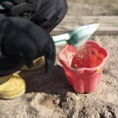 lapsi leikkii hiekkalaatikolla