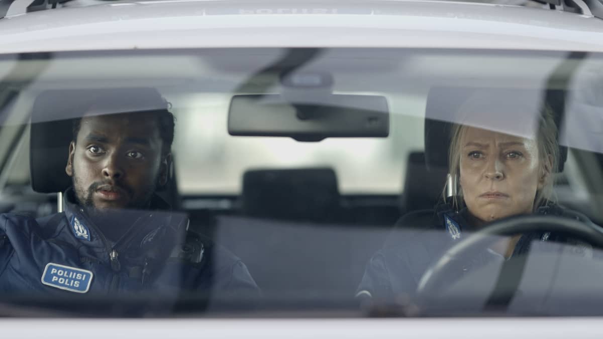 Abdirahman Bile ja Heli Sutela esittävät poliisia elokuvassa.