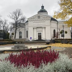 Syksyinen Hämeenlinnan kirkko ja kirkkopuisto torin suunnasta.