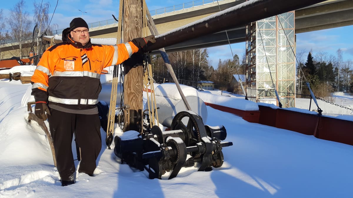 Museomestari Mikko Manninen seisoo tervahöyry Mikon lumisella kannella. Tervahöyry Mikko on pohjalankkuremontissa Laitaatsillan telakalla Savonlinnassa.