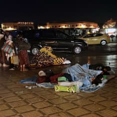 Ihmisiä nukkumassa kadulla Marrakeshissa.
