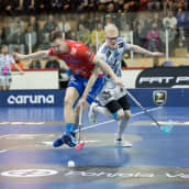 Tampereen Classicin ja Nokian KrP:n pelaajat tavoittelevat palloa.