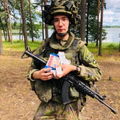 Niinisalon varuskunnassa palveleva alikersantti Tini Kopra näyttää kameralle taisteluharjoituksne muonapusseja.