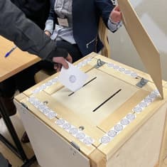 Äänestyslippua laitetaan vaalilippulaatikkoon.