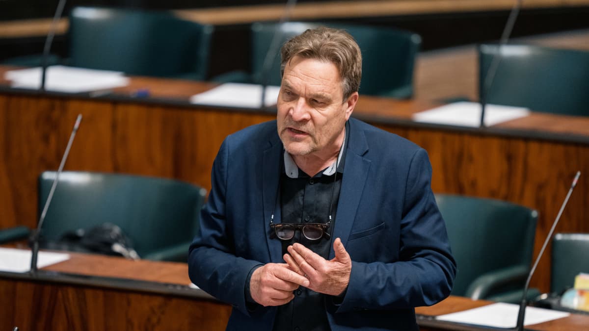 SDP:n kansanedustaja Kimmo Kiljunen puhuu eduskunnassa.