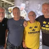 Neljä miestä poseeraa kameralle. Kahdella Ruotsin jääkiekkojoukkuetta kannattavat t-paidat yllään.