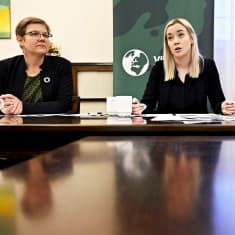 Eduskuntaryhmän varapuheenjohtaja Krista Mikkonen (vas.), puolueen puheenjohtaja Sofia Virta ja kansanedustaja Saara Hyrkkö vihreiden vaihtoehtobudjetin julkistustilaisuudessa puolueen ryhmähuoneessa Helsingissä 24. marraskuuta 2023.