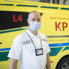 Jukka Palokangas. Taustalla ambulanssi. 