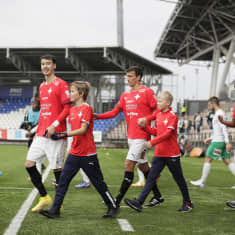 HIFK:n pelaajia saapumassa kentälle IFK Mariehamnia vastaan kaudella 2022. 