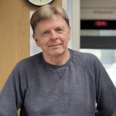 Mies kirjastoautossa