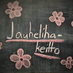 Liitutauluun on kirjoitettu vaaleanpunaisella värillä "jauhelihakeitto".