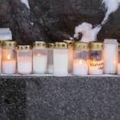 Hintan koulusta löydettiin kuollut oppilas 24.11.2021. Kynttilät palavat koulun pihalla.