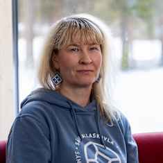 Professori Annika Pasanen katsoo kameraan Saamelaiskulttuurikeskus Sajoksessa.  