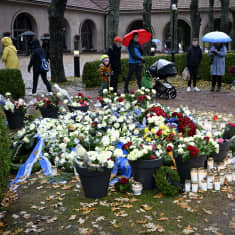 Kansalaiset jättivät kukkatervehdyksiä ja kynttilöitä presidentti Martti Ahtisaaren haudalle Helsingin Hietaniemen hautausmaalla 12. marraskuuta 2023.