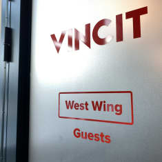 Vincitin logo ja tekstit West wing sekä Guests lasiovessa.