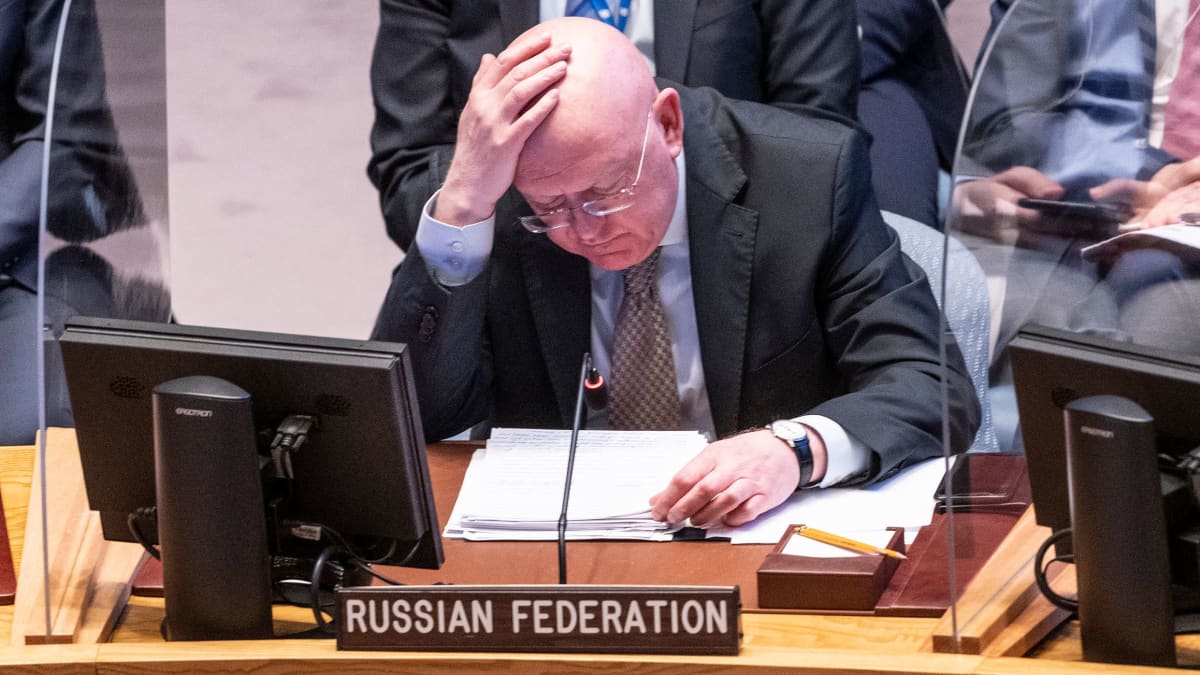 Venäjän YK-edustaja hieroo päätään turvallisuusneuvoston kokouksessa.