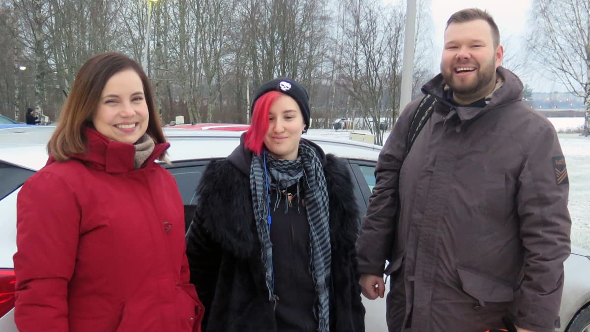 Annina Herala-Hemmilä, Mynton Wallenius ja Iiro-Pekka Airola seisovat auton edessä