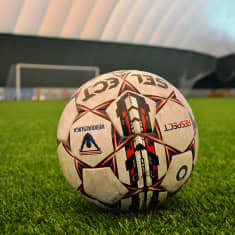 Fotboll på planen i Fennia Arena i Vasa.