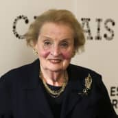 Madeleine Albright hymyilee. 