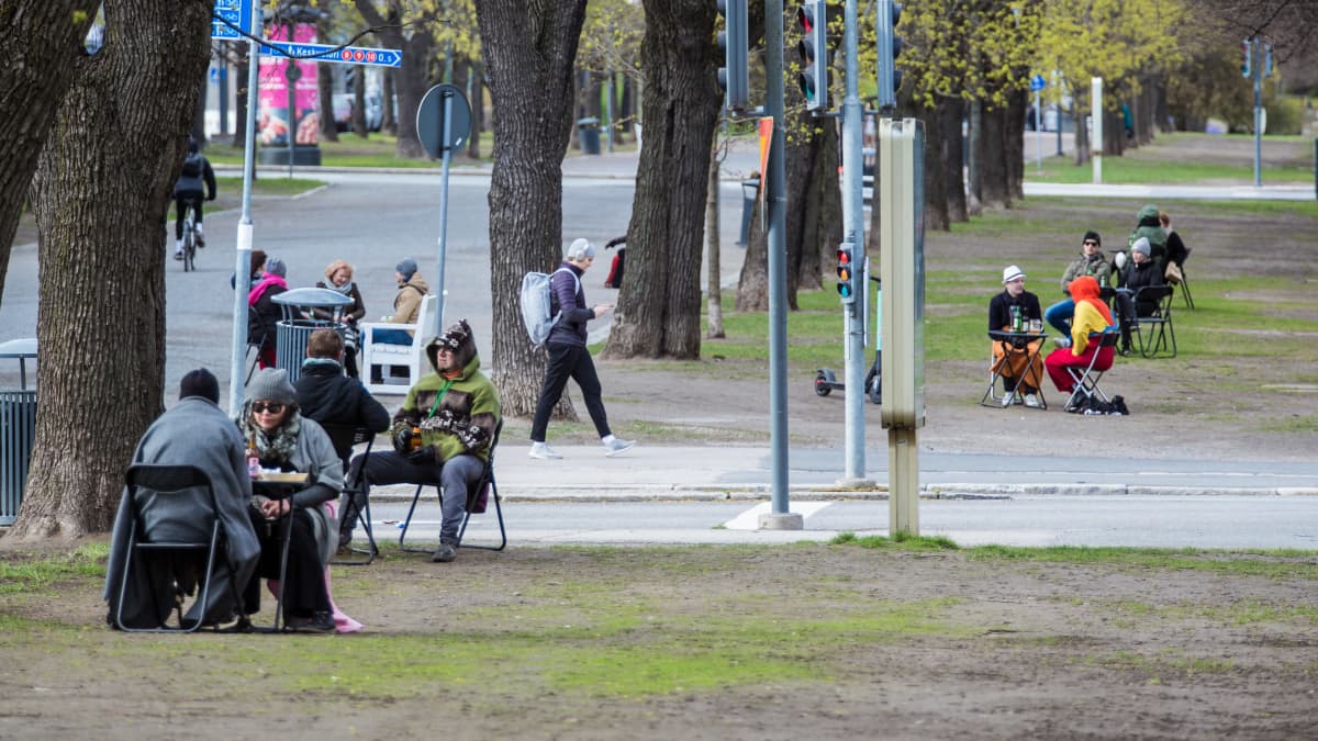Gastropub Tuulensuu lainasi asiakkailleen piknik-pöydän ja -tuolit virvokkeiden ja ruoan nauttimista varten Hämeenpuiston alueella.
