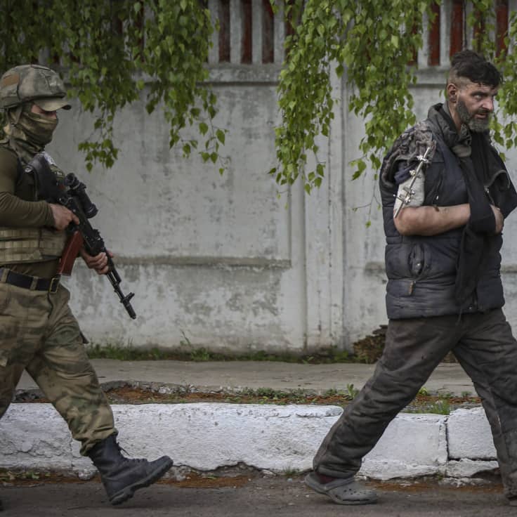 Venäjän tukeman ja itse julistautuneen Donetskin kansantasavallan miliisi saattoi ukrainalaista sotilasta, kun häntä evakuoidaan piiritetyltä Azovstalin terästehtaalta Mariupolissa Ukrainassa 17.5.