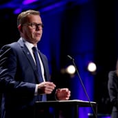 Petteri Orpo puhuu Ylen studiolla.