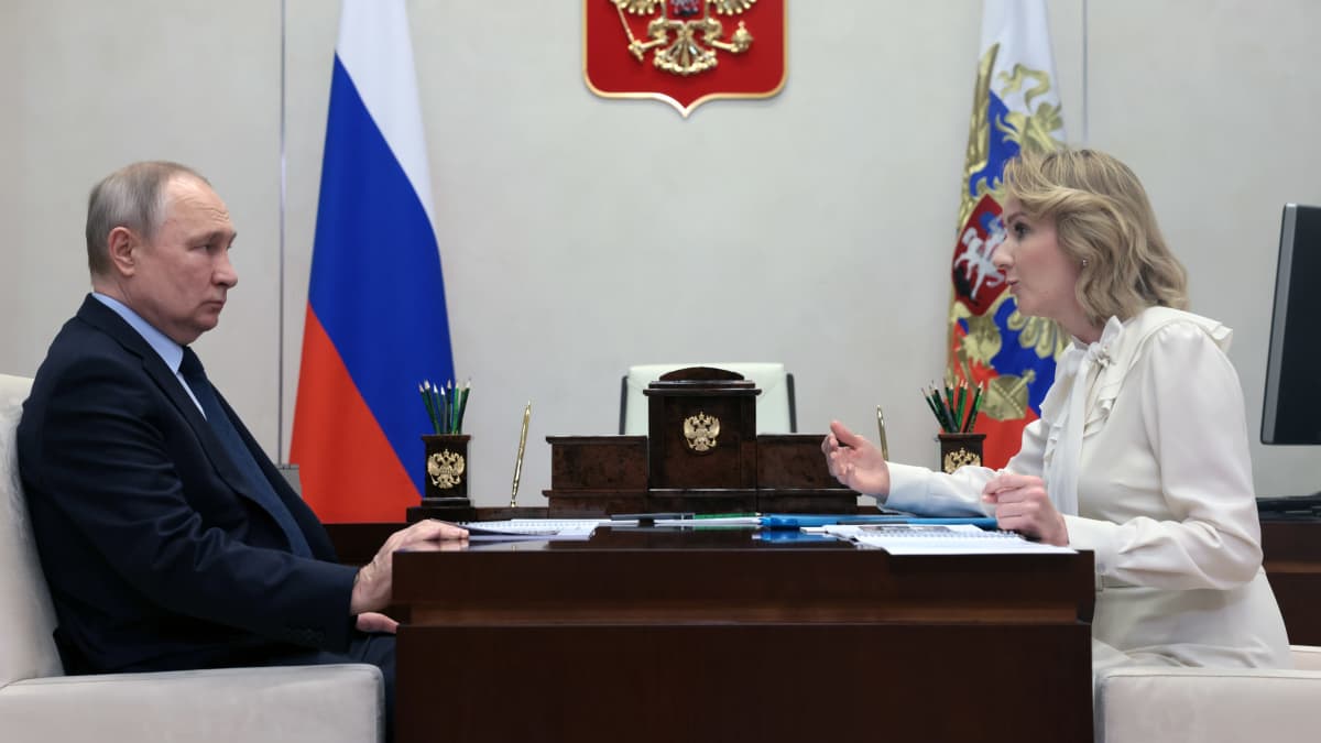 Venäjän presidentti Vladimir Putin tapasi lasten oikeuksista vastaavan komissaarin Maria Lvova-Belovan 16.2.2023.