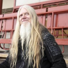 Muusikko Marko Hietala Kuopion Väinölänniemen stadionilla.