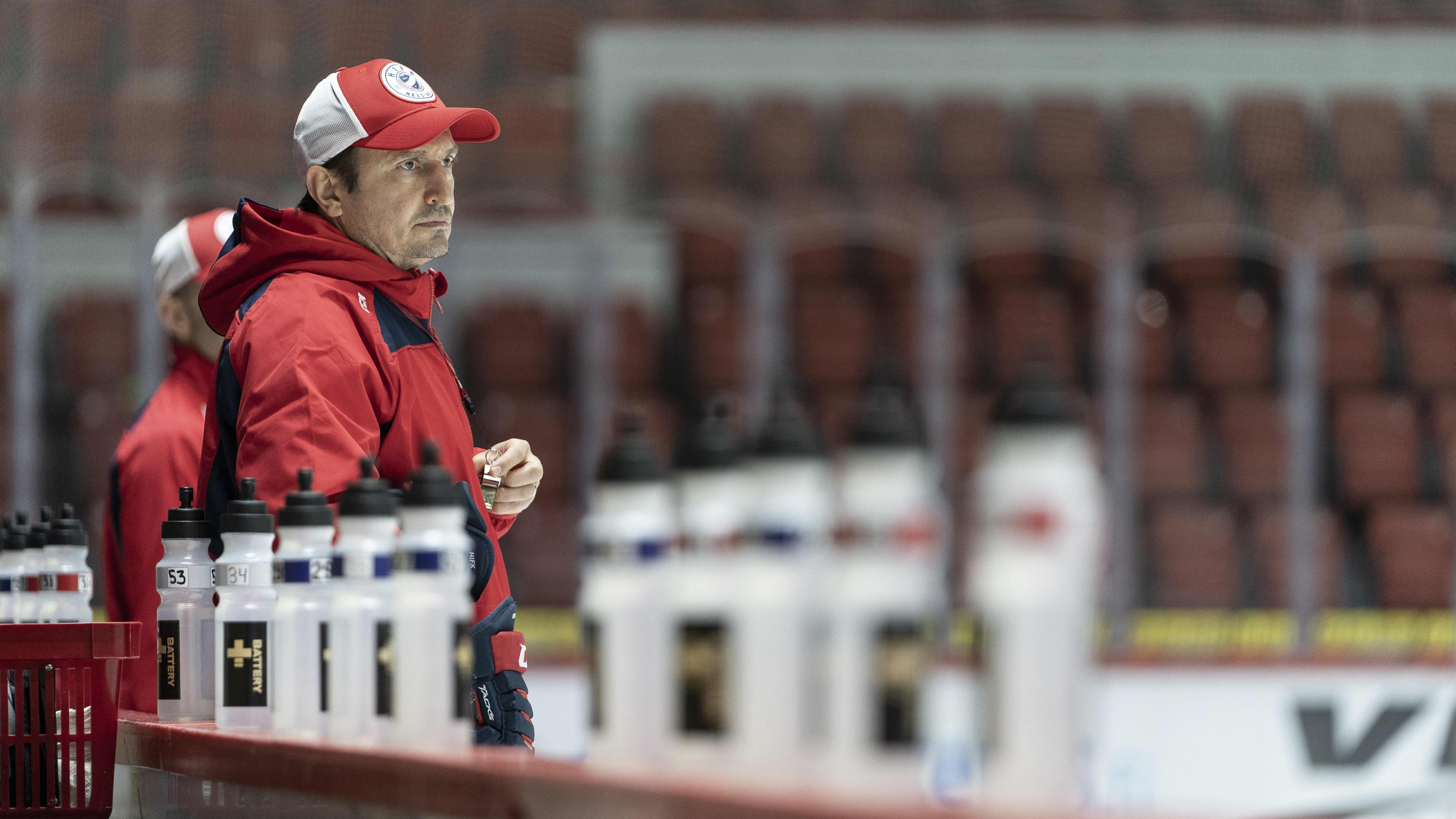 HIFK päävalmentaja Ville Peltonen vetää miesten joukkueen jääharjoituksia.