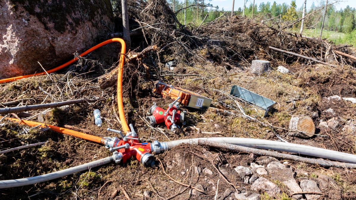 Markbrandsbekämpning pågår.