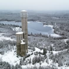 Keretin kaivostorni ilmasta kuvattuna. Ympärillä talvinen luonto. 
