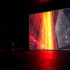 Ryoji Ikedan näyttelyä Amos Rexissä. 