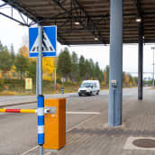 Venäläinen pakettiauto ylittämässä Suomen rajaa Sallan raja-asemalla.